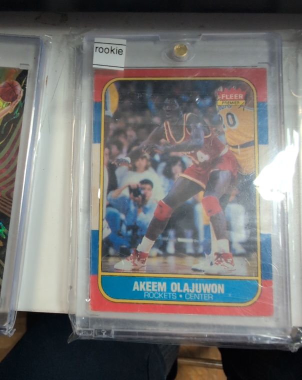 1986 Fleer #82 Akeem Olajuwon Rookie Card — front