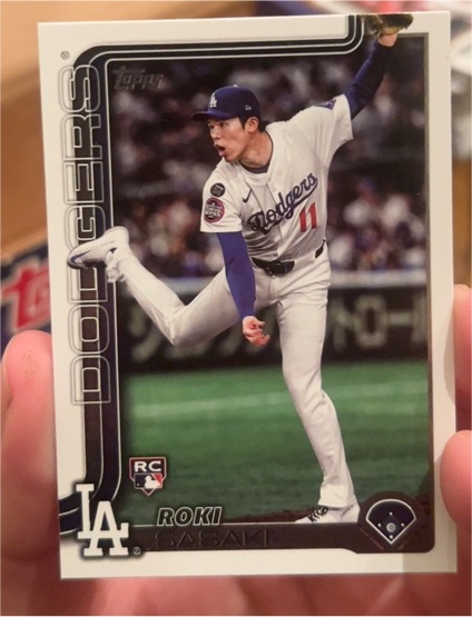 2025 Topps #558 Roki Sasaki Rookie Image Variation — front