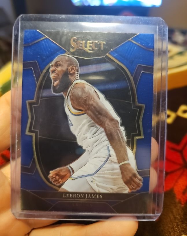 2022-23 Panini Select #26 LeBron James — front
