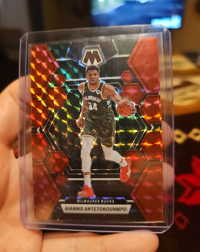 2022-23 Panini Mosaic #15 Giannis Antetokounmpo — front