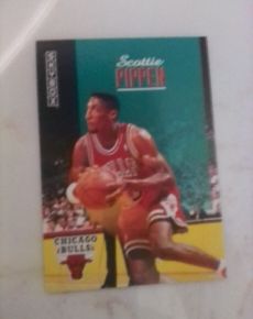1992-93 SkyBox #64 Scottie Pippen — front