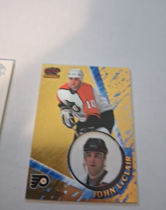 1997-98 Pacific Invincible #10 John LeClair — front