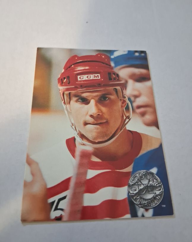 1991-92 Pro Set Platinum #32 Steve Yzerman — front