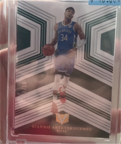 2022-23 Panini Chronicles #180 Giannis Antetokounmpo Vertex Base Milwaukee Bucks — front