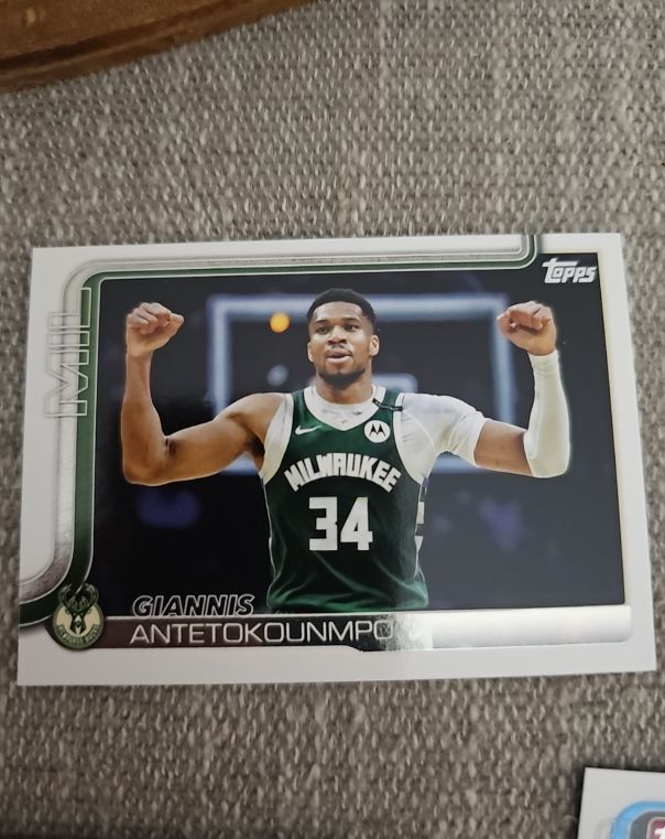 2025-26 Topps Flagship #54 Giannis Antetokounmpo Milwaukee Bucks — front