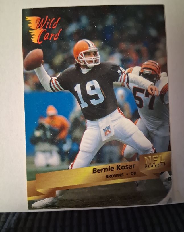 1993 Wild Card #42 Bernie Kosar — front