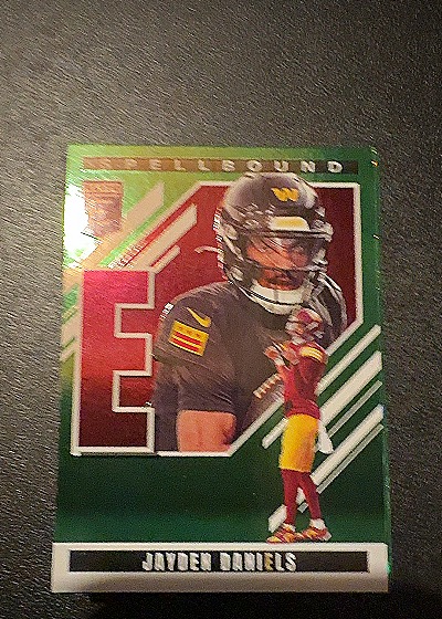 2025 Panini Donruss Elite #12 Jayden Daniels Spellbound Green — front
