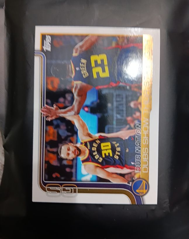 2025-26 Topps #291 Stephen Curry Dub Nation Dubs Show Their Strength — front