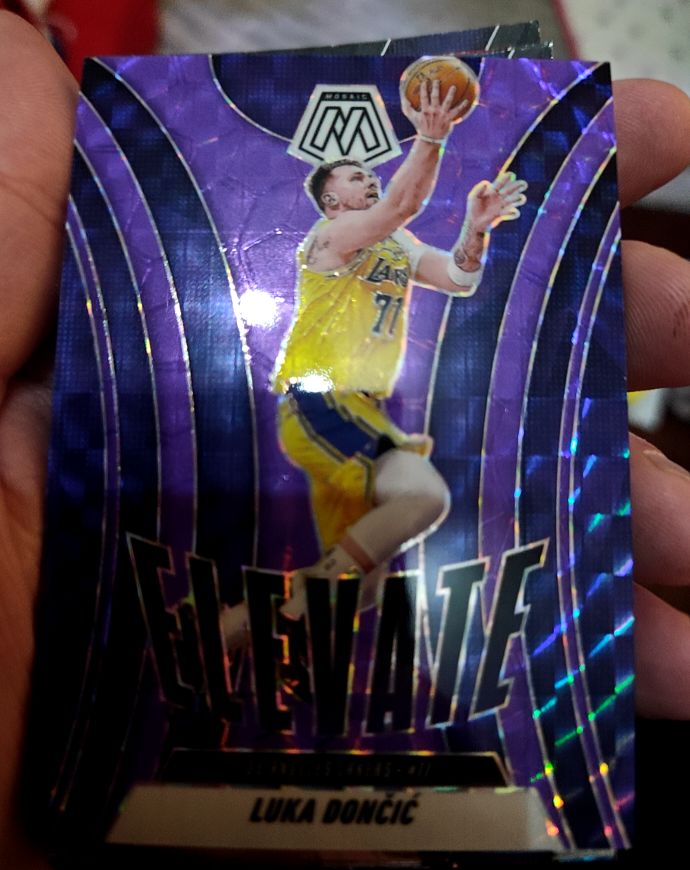 2024-25 Panini Mosaic #16 Luka Dončić Elevate — front