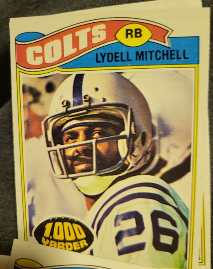 1977 Topps #370 Lydell Mitchell — front