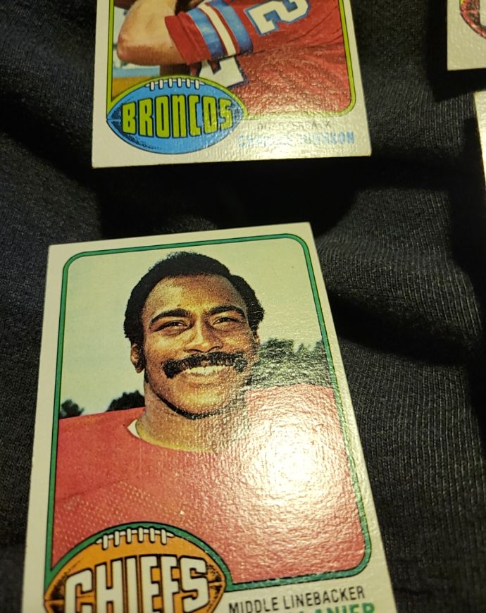 1976 Topps #24 Willie Lanier — front