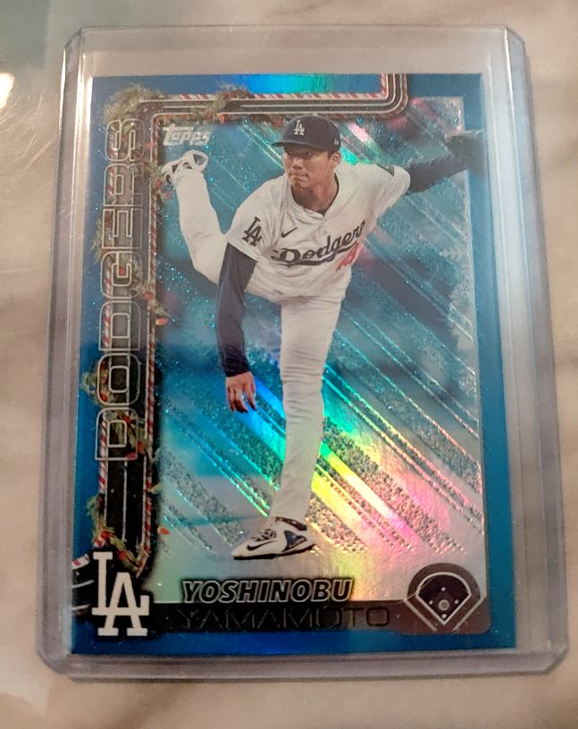 2025 Topps Holiday #H159 Yoshinobu Yamamoto — front