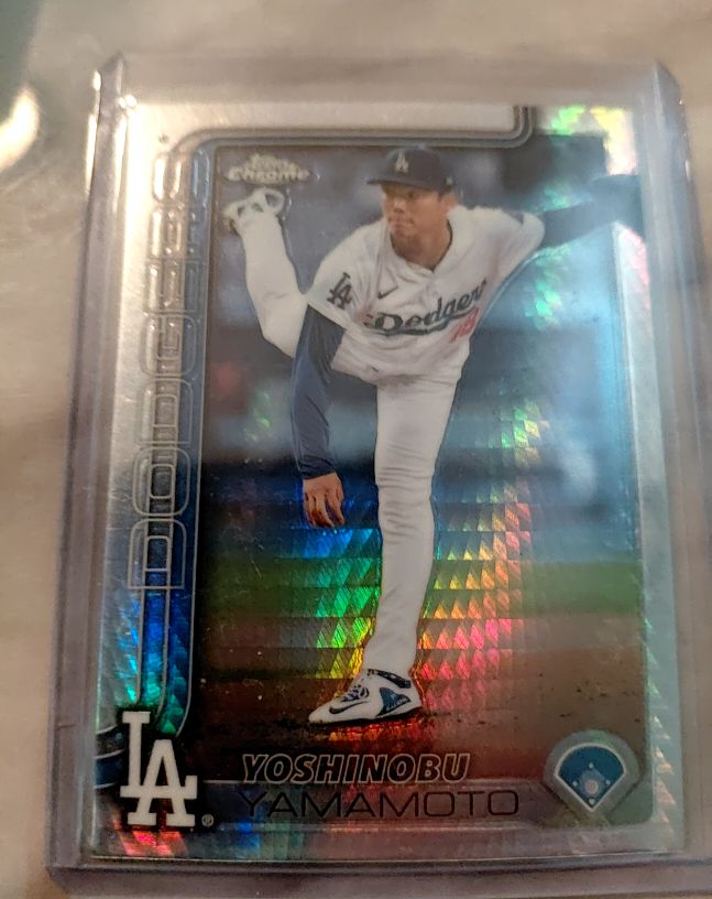 2025 Topps Chrome #179 Yoshinobu Yamamoto — front
