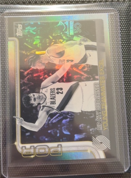 2025-26 Topps #289 Rip City Duo Shines: Young Teammates Excel Anfernee Simons & Scoot Henderson — front