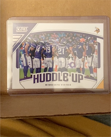 2018 Panini Score #8 Huddle Up Minnesota Vikings — front