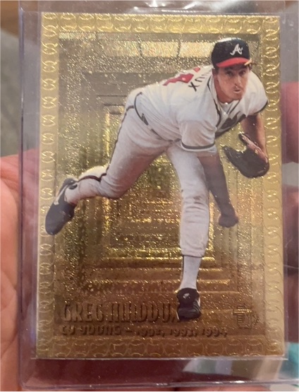 1995 Topps Embossed #109 Greg Maddux — front