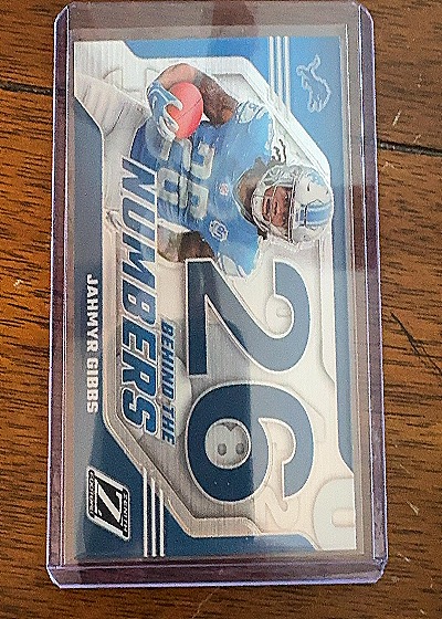 2023 Panini Zenith #9 Jahmyr Gibbs Behind The Numbers — front