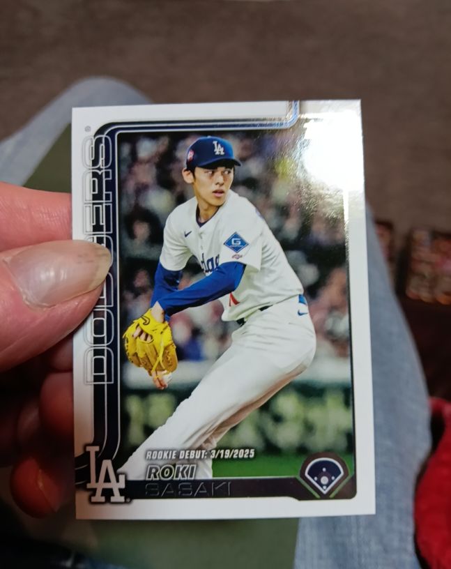 2025 Topps Update #US199 Roki Sasaki Rookie Debut — front