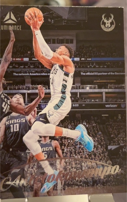 2022-23 Panini Chronicles Luminance #160 Giannis Antetokounmpo — front