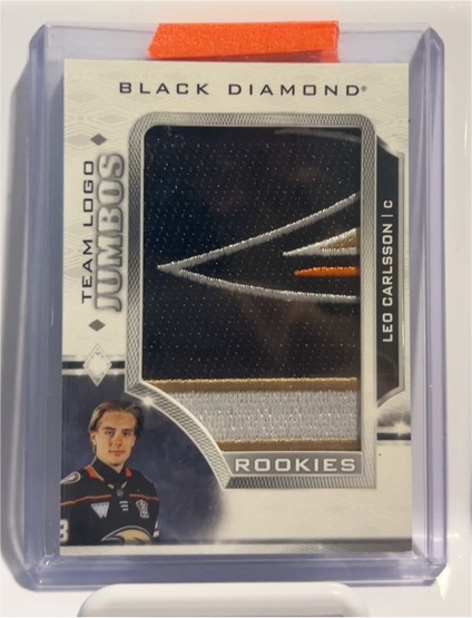 2023-24 Upper Deck Black Diamond #RTL-LC Leo Carlsson Rookie Team Logo Jumbo Patch — front