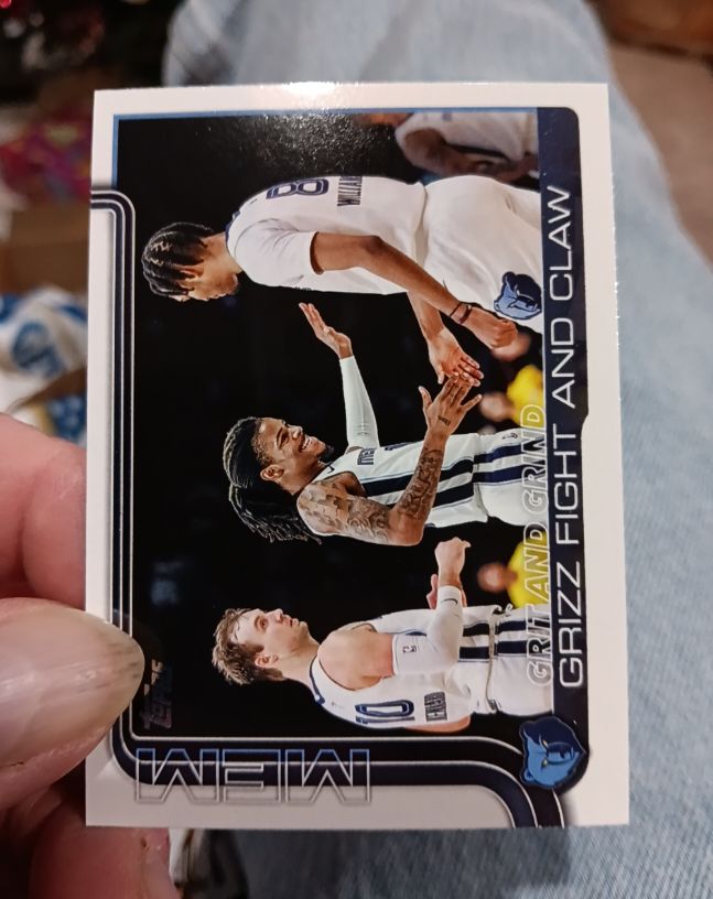 2025-26 Topps #298 Grit and Grind: Grizz Fight and Claw Memphis Grizzlies Team — front