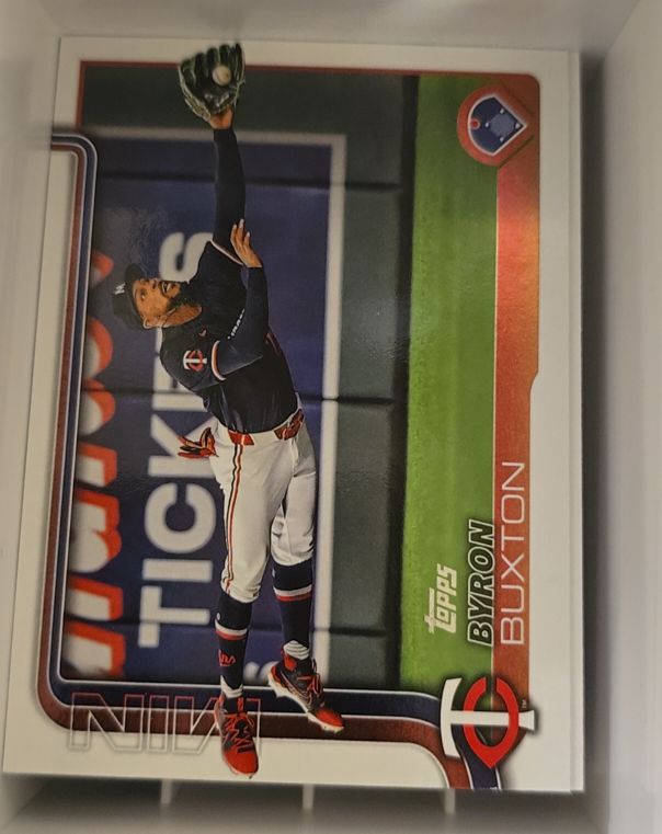 2025 Topps Chrome #172 Byron Buxton — front