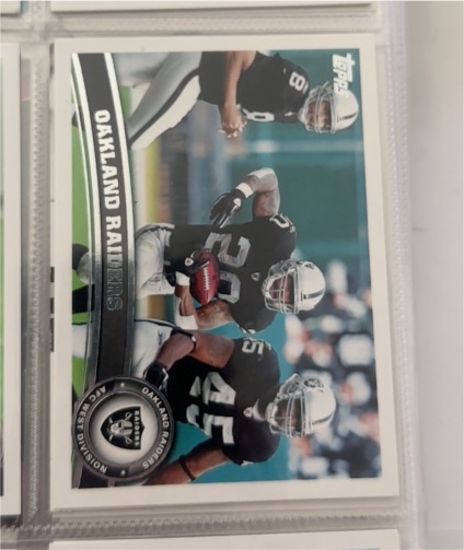 2011 Topps #251 Oakland Raiders Team Card — front