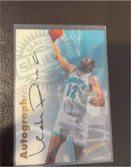 1997-98 Skybox Premium Autographics #NNO Vlade Divac — front