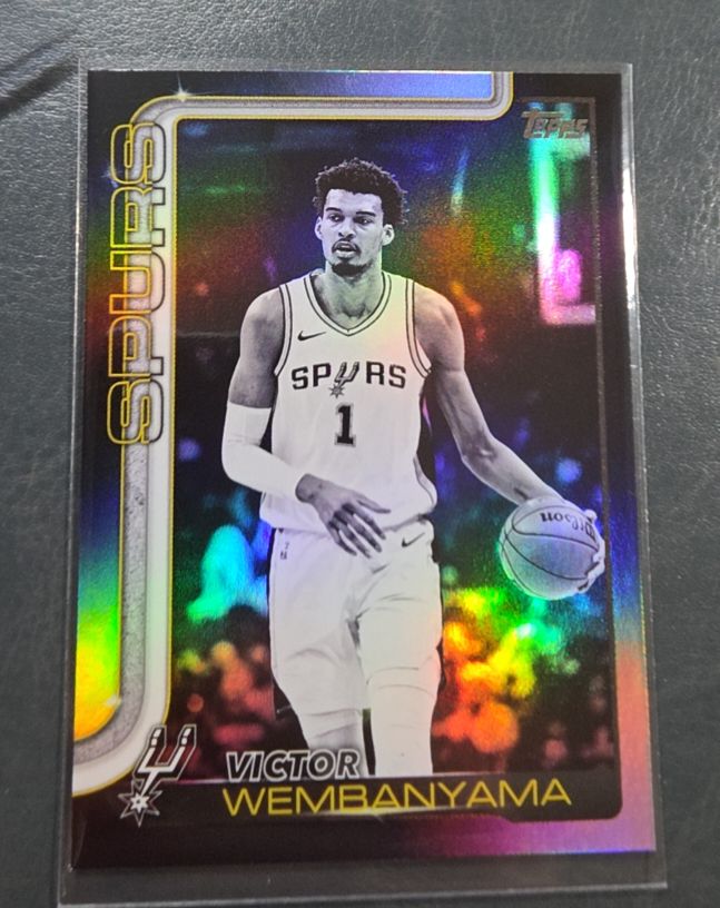 2025-26 Topps #195 Victor Wembanyama Blackout — front
