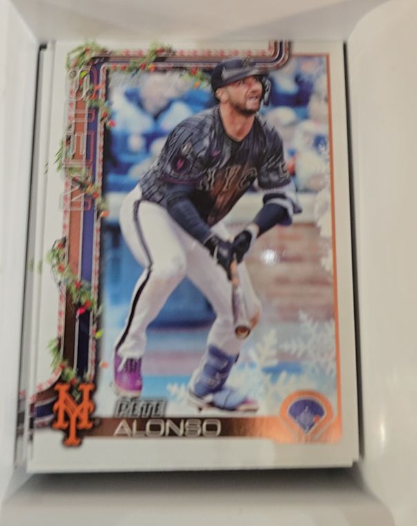 2025 Topps Holiday #H34 Pete Alonso — front