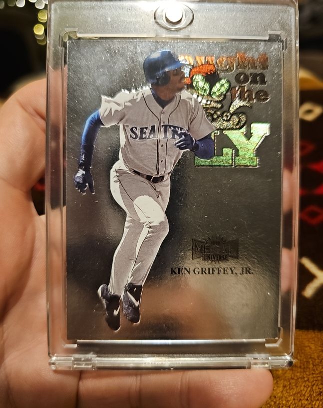 1999 Skybox Metal Universe #233 Ken Griffey Jr. Caught on the Fly — front