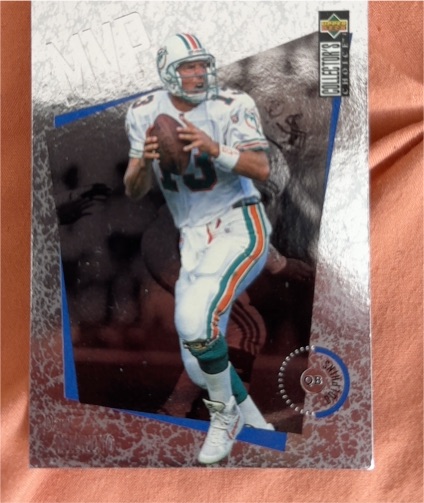 1996 Upper Deck Collector's Choice MVP #M25 Dan Marino — front