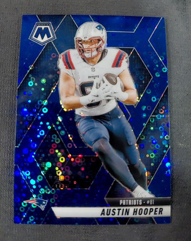 2025 Panini Mosaic #81 Austin Hooper — front