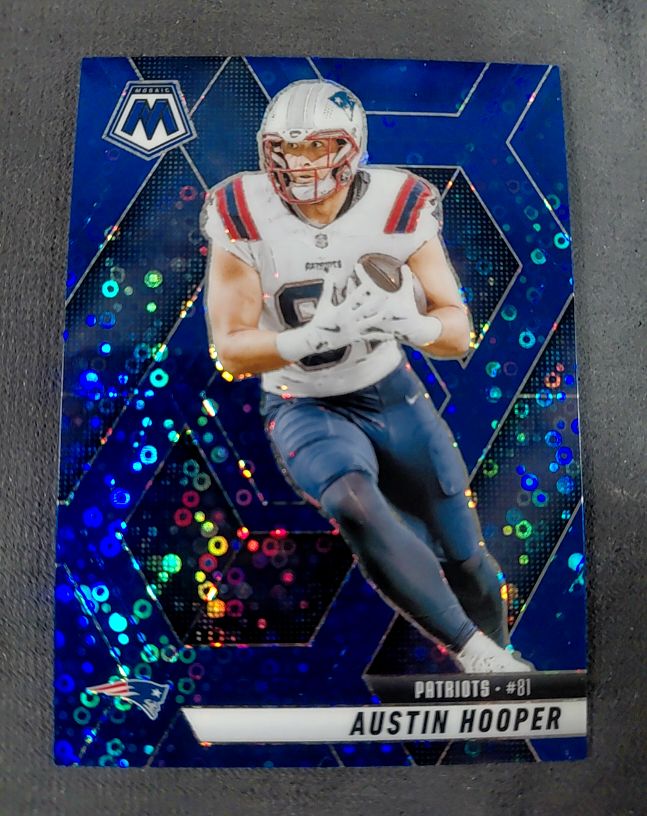 2025 Panini Mosaic #204 Austin Hooper — front