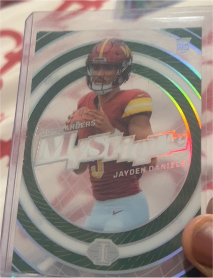 2024 Panini Illusions #4 Jayden Daniels Mystique — front
