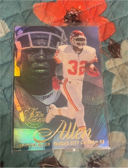 1997 Flair Showcase #32 Marcus Allen — front