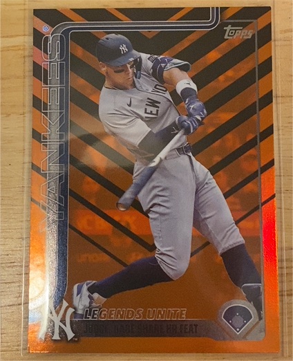 2025 Topps Update #US86 Aaron Judge Legends Unite Holiday Parallel — front