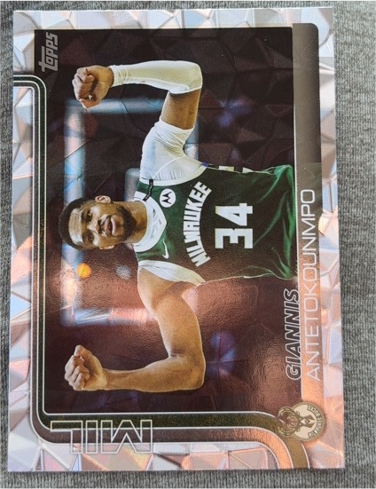 2025-26 Topps #54 Giannis Antetokounmpo — front