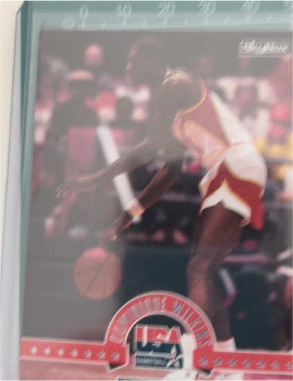 1994 SkyBox USA #32 Dominique Wilkins — front