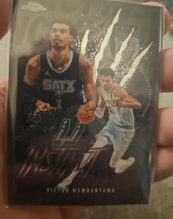 2025 Topps Chrome Victor Wembanyama Instinct Insert SP — front