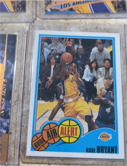 2002 Topps Heritage Air Alert #Air5 Kobe Bryant — front
