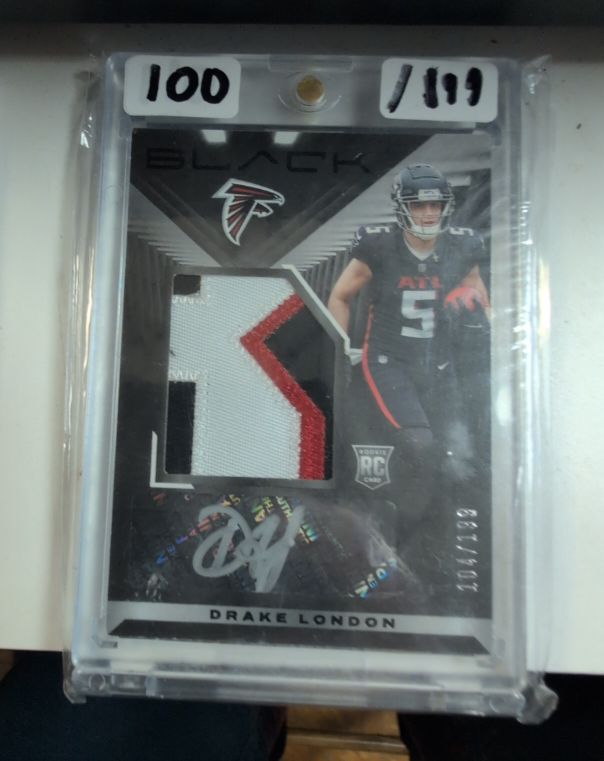 2022 Panini Black #100 Drake London Rookie Patch Autograph — front