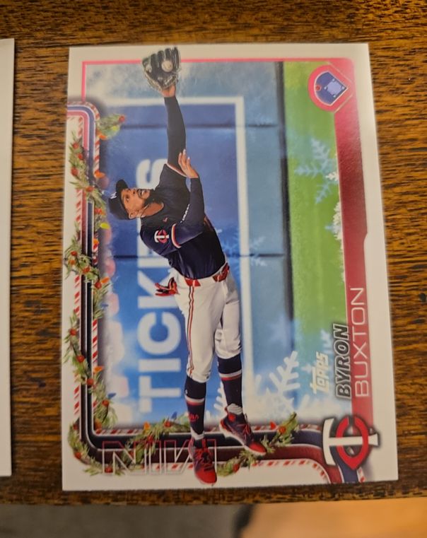 2025 Topps Holiday #H11 Byron Buxton — front