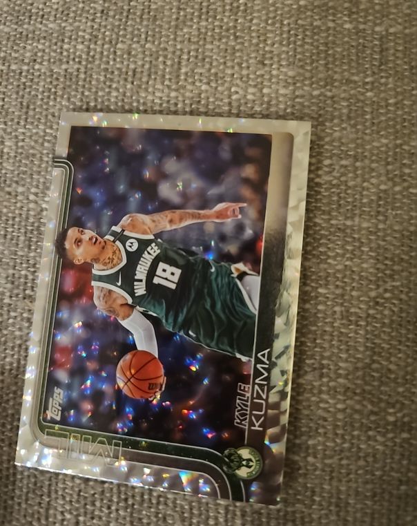 2025-26 Topps Holiday #H45 Kyle Kuzma — front