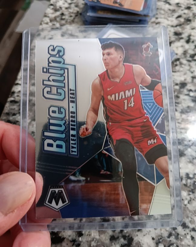 2019-20 Panini Mosaic Blue Chips #3 Tyler Herro — front