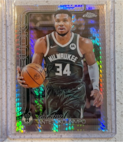 2025-26 Topps Chrome #137 Giannis Antetokounmpo — front