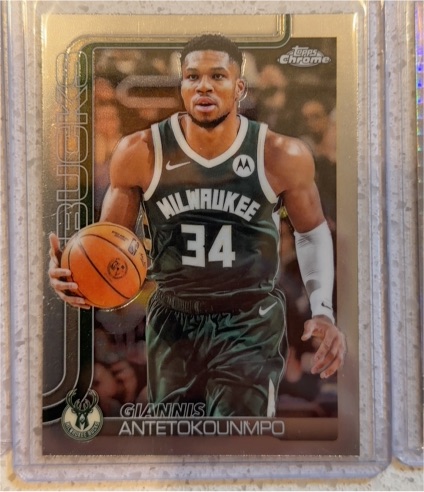 2025 Topps Chrome #137 Giannis Antetokounmpo — front