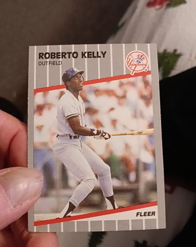 1989 Fleer #256 Roberto Kelly — front