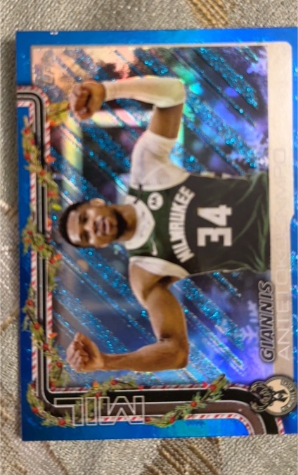 2025-26 Topps Holiday #H43 Giannis Antetokounmpo — front