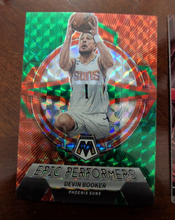 2022-23 Panini Mosaic #10 Devin Booker Epic Performers Green Mosaic — front